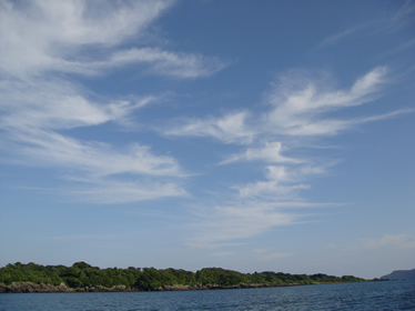 綿菓子のような雲が浮かんだ福江島の空