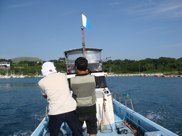 船を操縦する廣山さんを撮影中