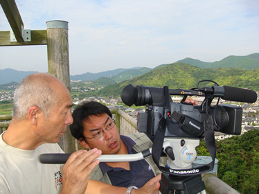 高台から五島の島々を撮影中